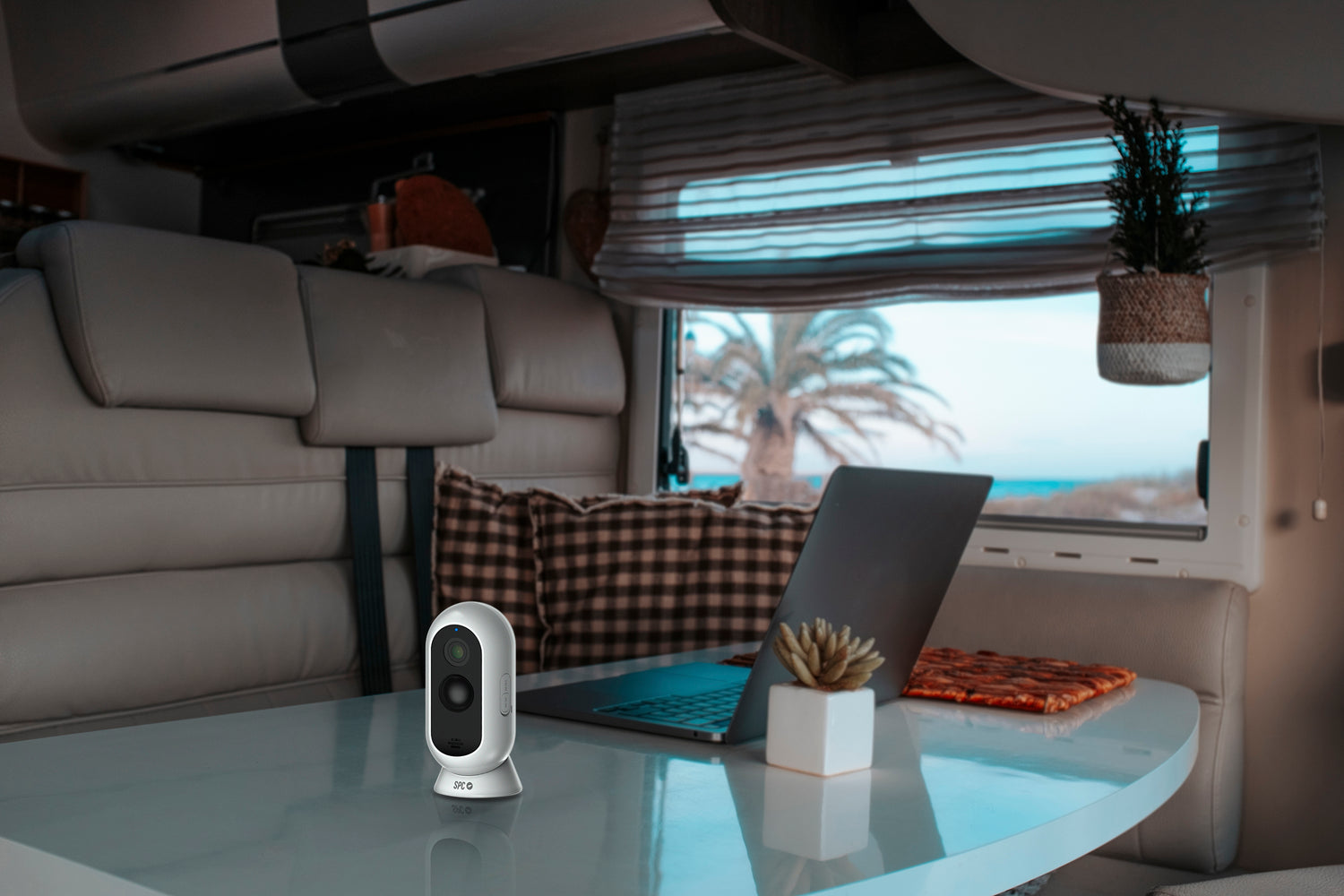 Semana Santa en caravana ¿Sabías que al compartir espacio varias personas los niveles de CO2 pueden ser nocivos? 5 consejos tecnológicos para unas vacaciones seguras