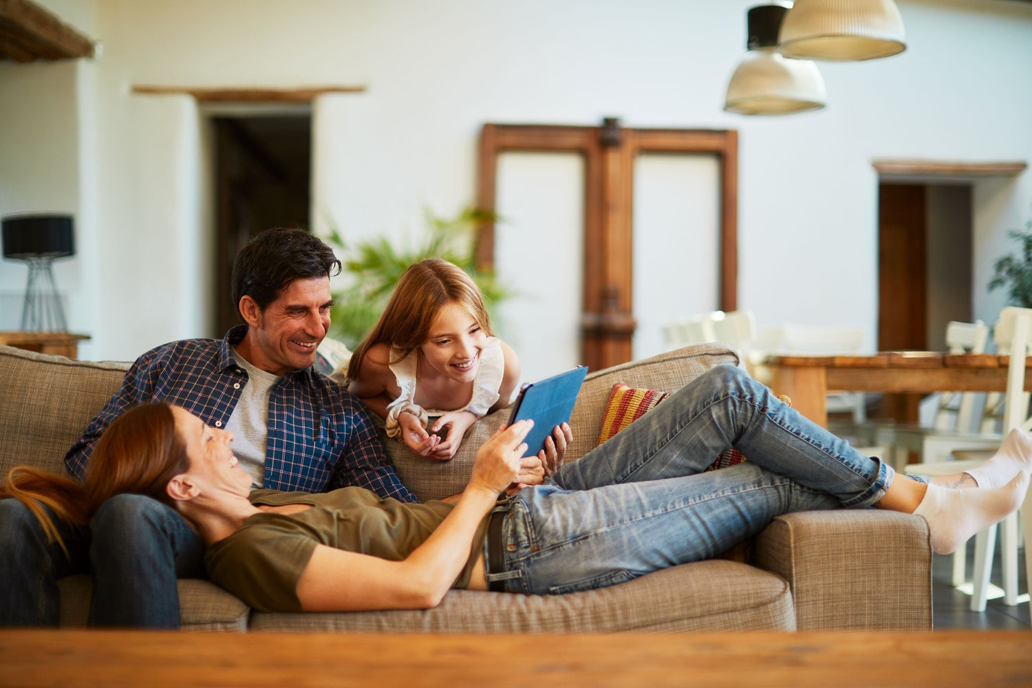 Día Internacional de la Familia: cómo encontrar el equilibrio digital en cada etapa de la vida