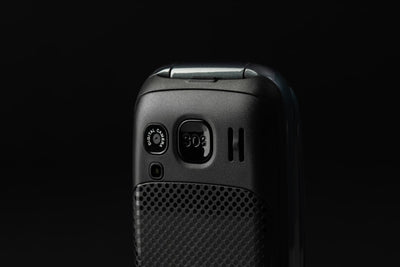 Capa preta com câmara e flash básicos