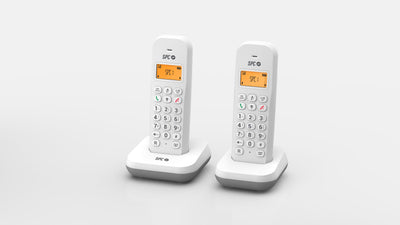 Ecrã iluminado para ver bem números e nomes de contactos