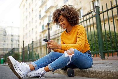 Mosquetão integrado para pendurá-lo ou usá-lo como suporte